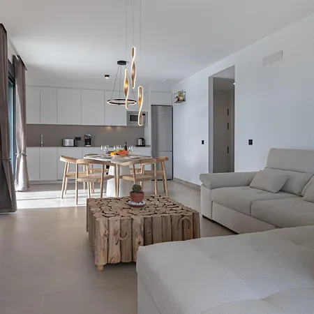 Serenity Deluxe - Pool & Terrace דירה *