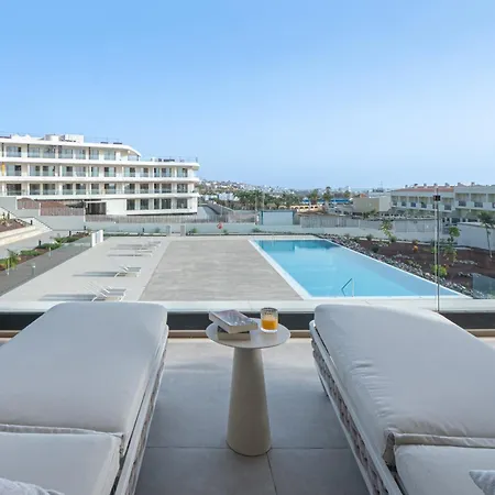 Serenity Deluxe - Pool & Terrace 아데제