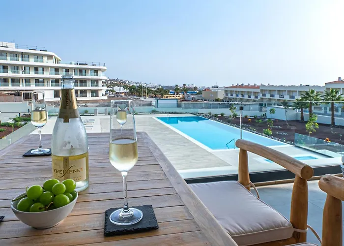 Serenity Deluxe - Pool & Terrace 아파트