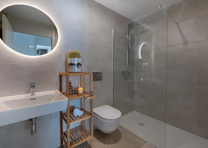 Serenity Deluxe - Pool & Terrace 아파트