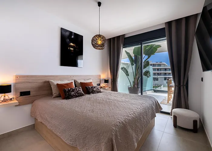 Serenity Deluxe - Pool & Terrace